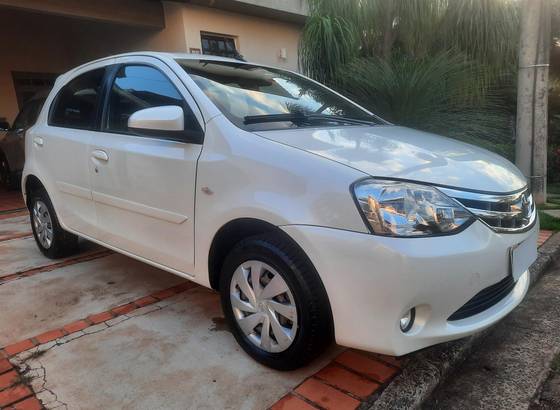 TOYOTA ETIOS 1.5 XS 16V FLEX 4P AUTOMÁTICO TOYOTA ETIOS 1.5 XS 16V FLEX 4P AUTOMÁTICO